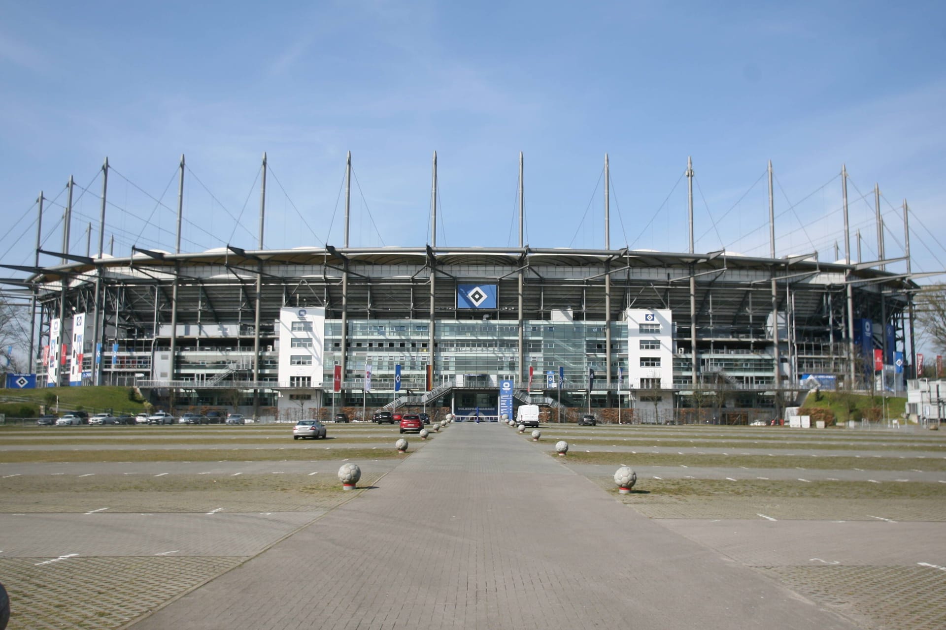 Volksparkstadion in Hamburg: Auch um den Norden zu repräsentieren, muss ein Zweitliga-Stadion herhalten. Während der Hamburger SV seit Jahren in der Zweitklassigkeit feststeckt, ist sein Heim-Stadion fraglos weiter erstklassig. Ganze 49.000 Zuschauer sollen während der EM dort Platz finden. Zu sehen bekommen werden sie vier Gruppenspiele und ein Viertelfinale.
