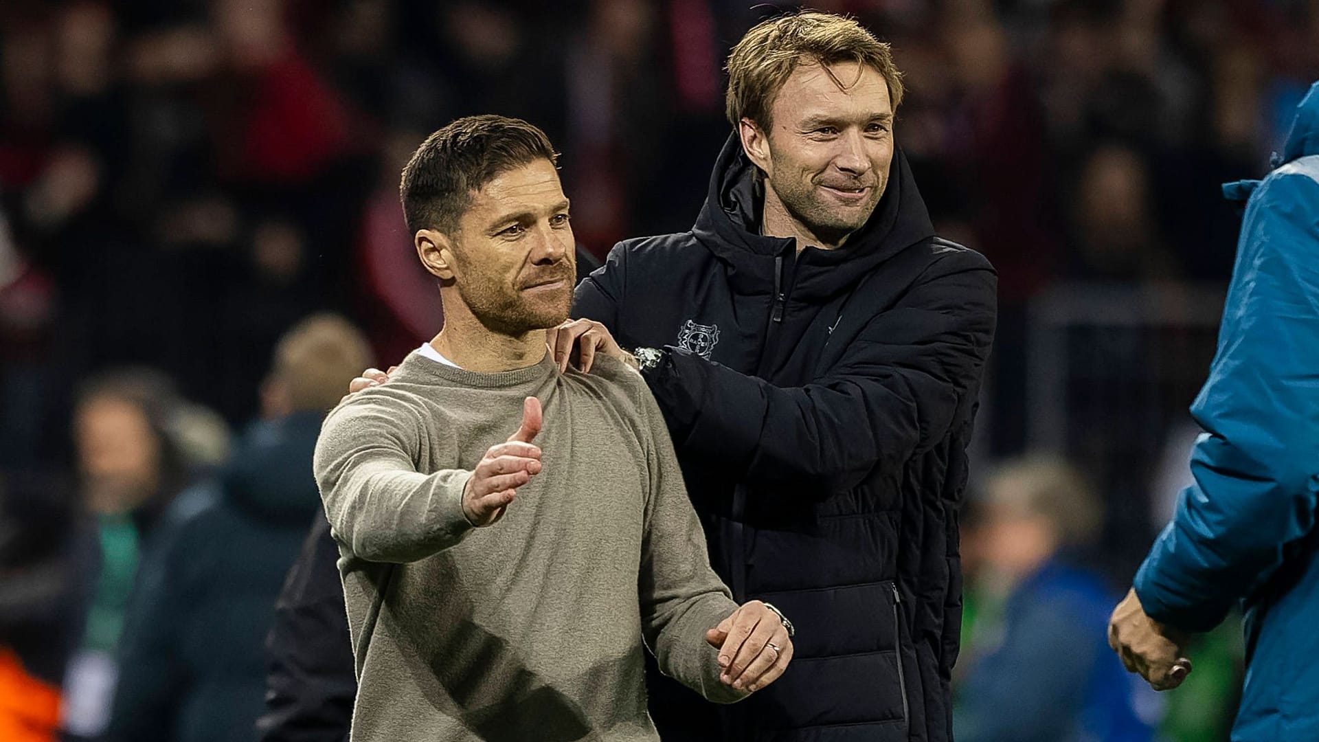 Xabi Alonso (l.) neben Simon Rolfes: Das Duo steckt hinter dem Titel der "Werkself".