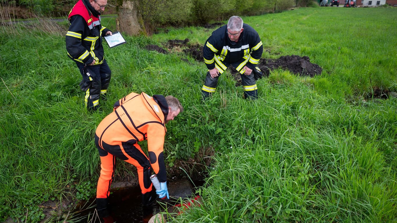 Ehrenamtliche Einsatzkräfte der Feuerwehr durchsuchen Gräben und Rohre. Der sechs Jahre alte Arian aus Elm im Landkreis Rotenburg (Wümme) bleibt auch siebten Tag in Folge vermisst.