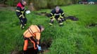 Ehrenamtliche Einsatzkräfte der Feuerwehr durchsuchen Gräben und Rohre. Der sechs Jahre alte Arian aus Elm im Landkreis Rotenburg (Wümme) bleibt auch siebten Tag in Folge vermisst.