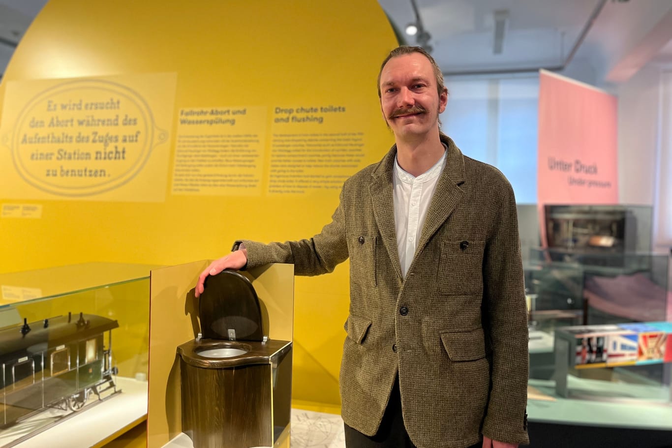 Kurator Benjamin Stieglmaier im DB Museum in Nürnberg: Er hat die Geschichte der Toiletten im Zug in einer Sonderausstellung aufgearbeitet.
