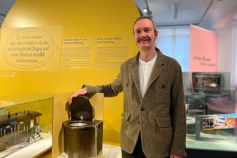 Kurator Benjamin Stieglmaier im DB Museum in Nürnberg: Er hat die Geschichte der Toiletten im Zug in einer Sonderausstellung aufgearbeitet.