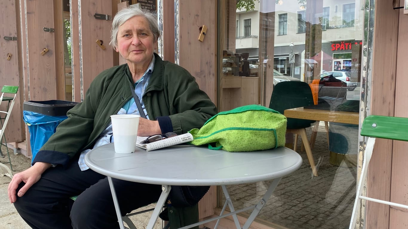Regina Plettenberg trinkt täglich Kaffee am Leopoldplatz. Sie merkt, dass weniger los ist.
