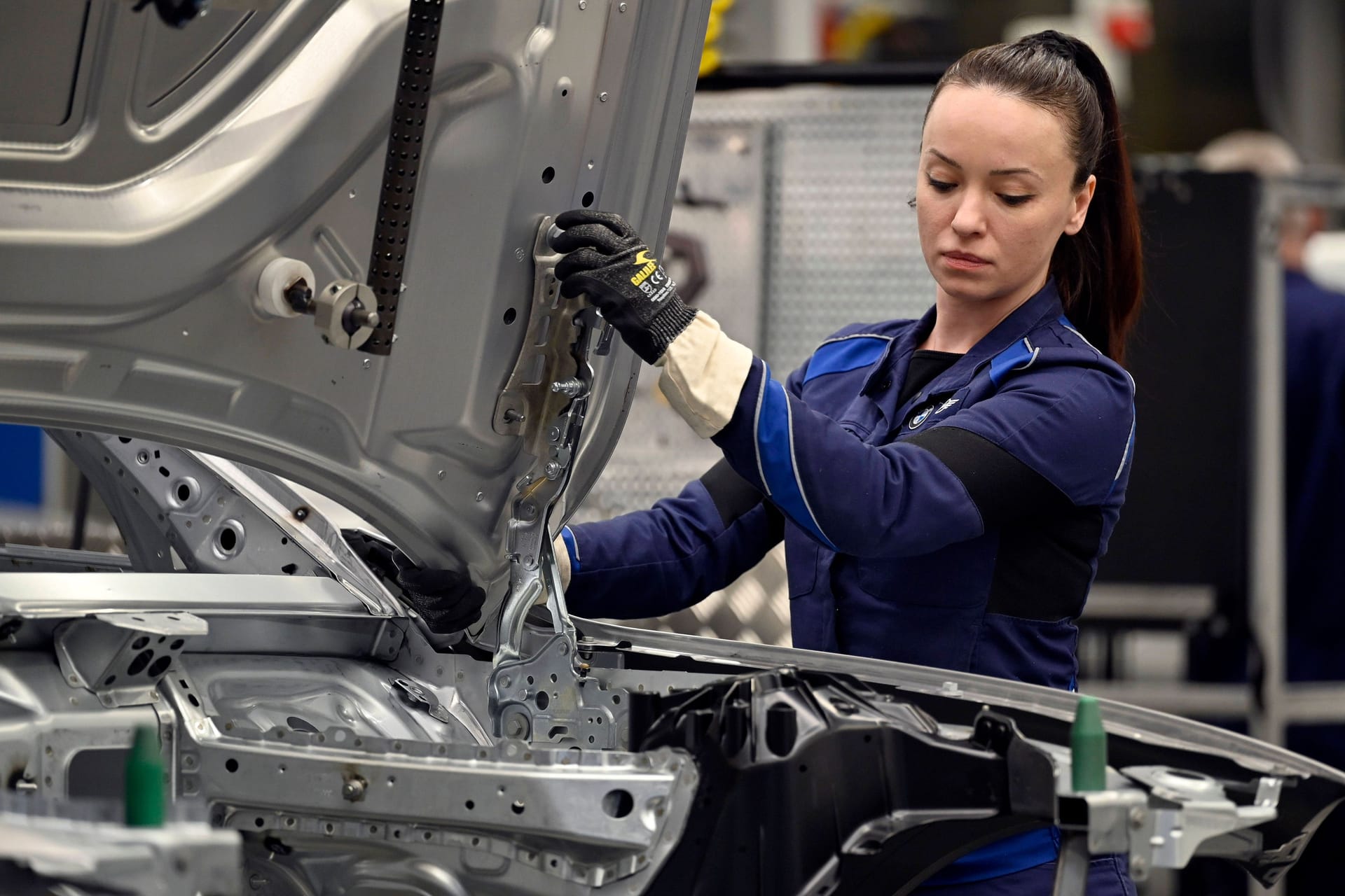 BMW-Mitarbeiterin in der Fertigung (Symbolbild): Die deutsche Wirtschaft steht im internationalen Vergleich schlecht da.