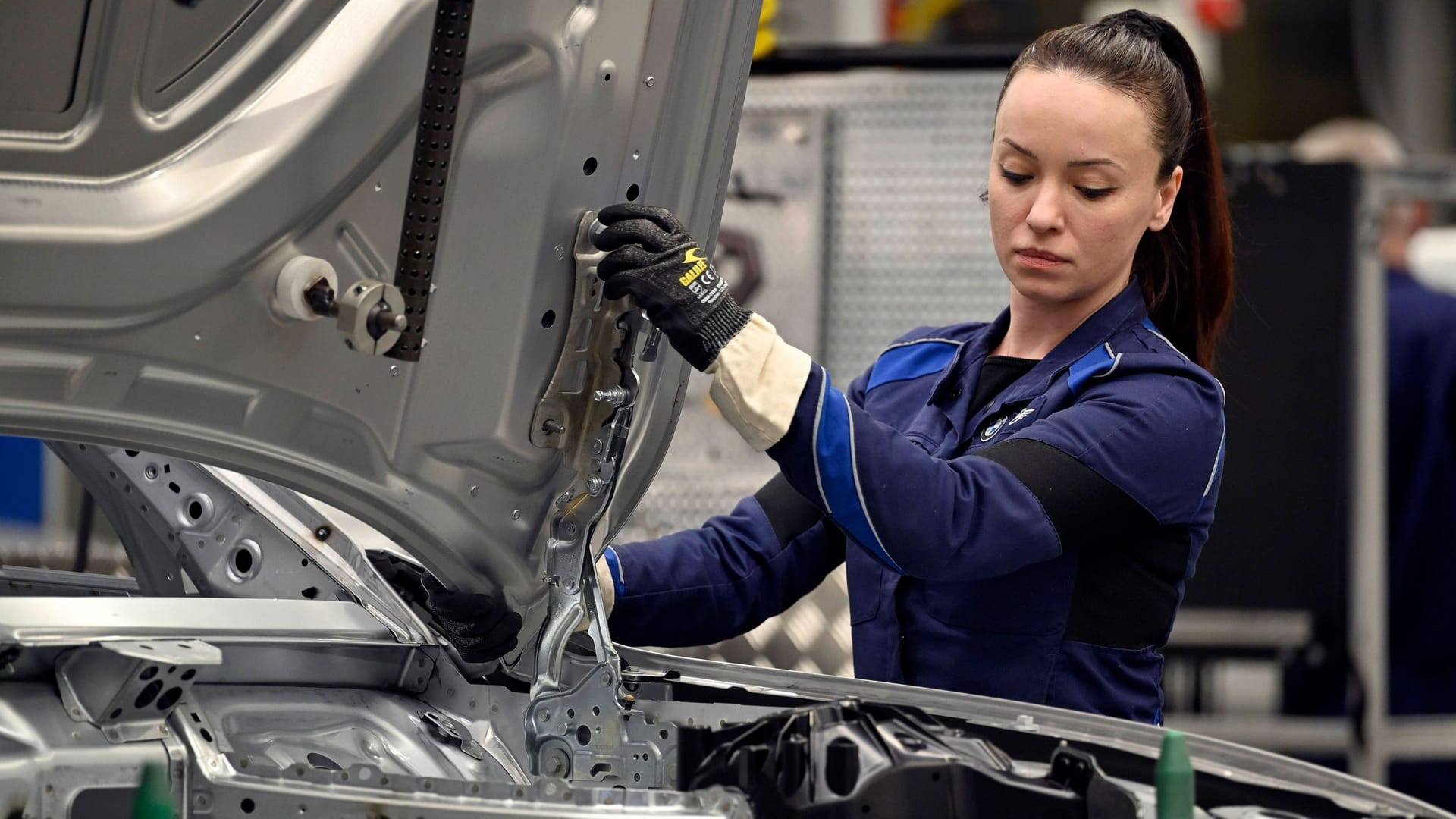 BMW-Mitarbeiterin in der Fertigung (Symbolbild): Die deutsche Wirtschaft steht im internationalen Vergleich schlecht da.