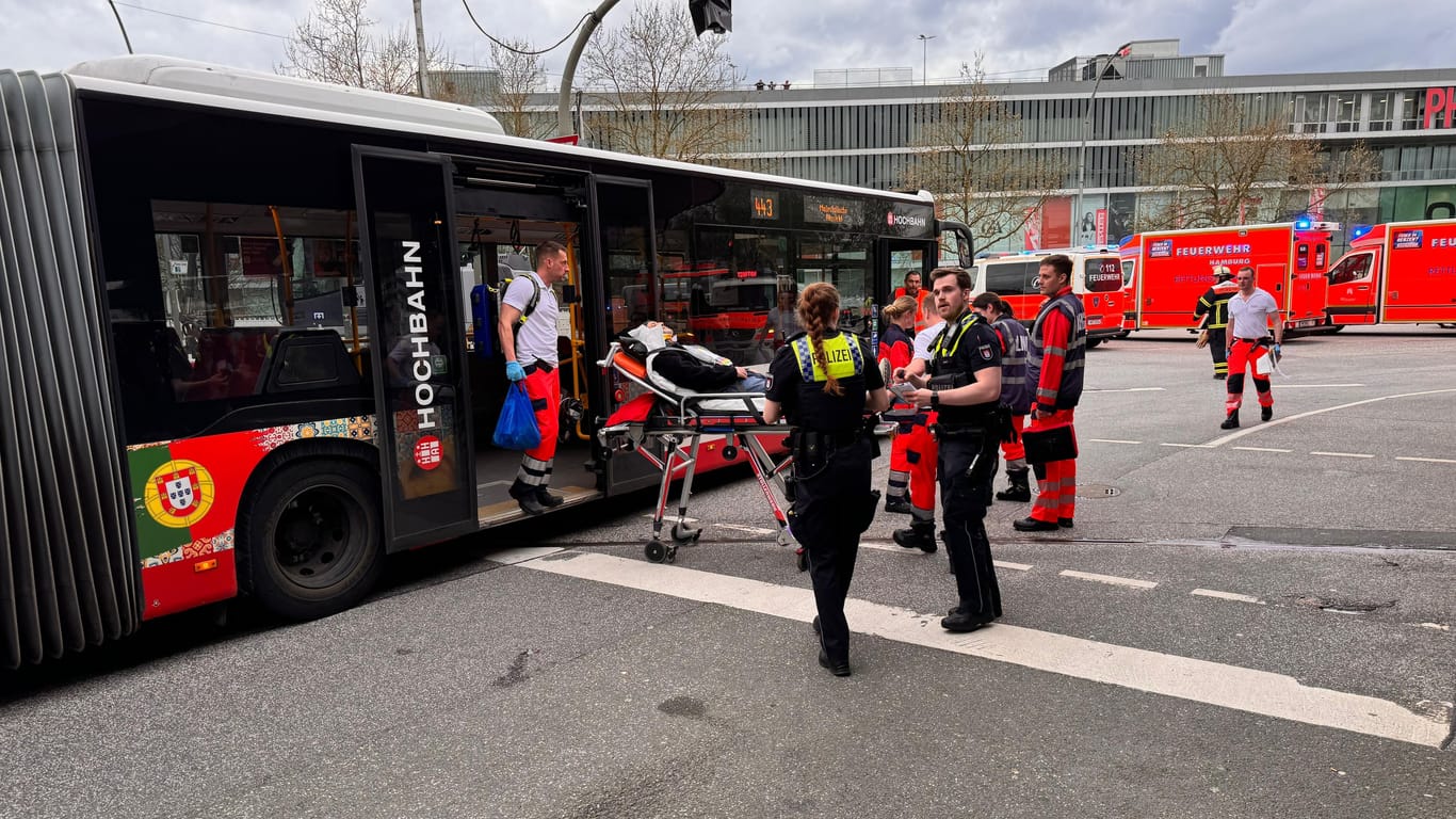 Rettungskräfte kümmern sich um eine verletzte Person: Zwei Linienbusse sind am ZOB Harburg miteinander kollidiert.