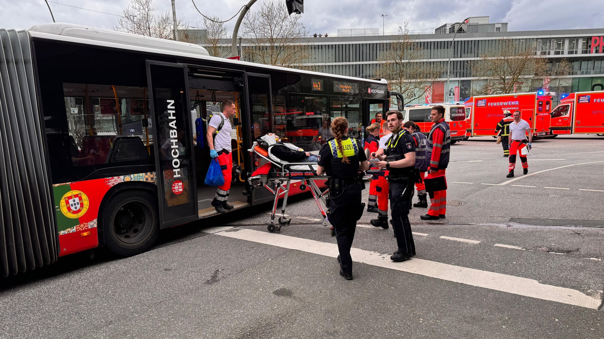Rettungskräfte kümmern sich um eine verletzte Person: Zwei Linienbusse sind am ZOB Harburg miteinander kollidiert. Rettungskräfte kümmern sich um eine verletzte Person: Zwei Linienbusse sind am ZOB Harburg miteinander kollidiert.