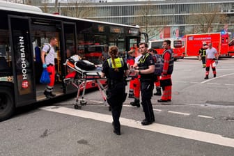 Rettungskräfte kümmern sich um eine verletzte Person: Zwei Linienbusse sind am ZOB Harburg miteinander kollidiert.
