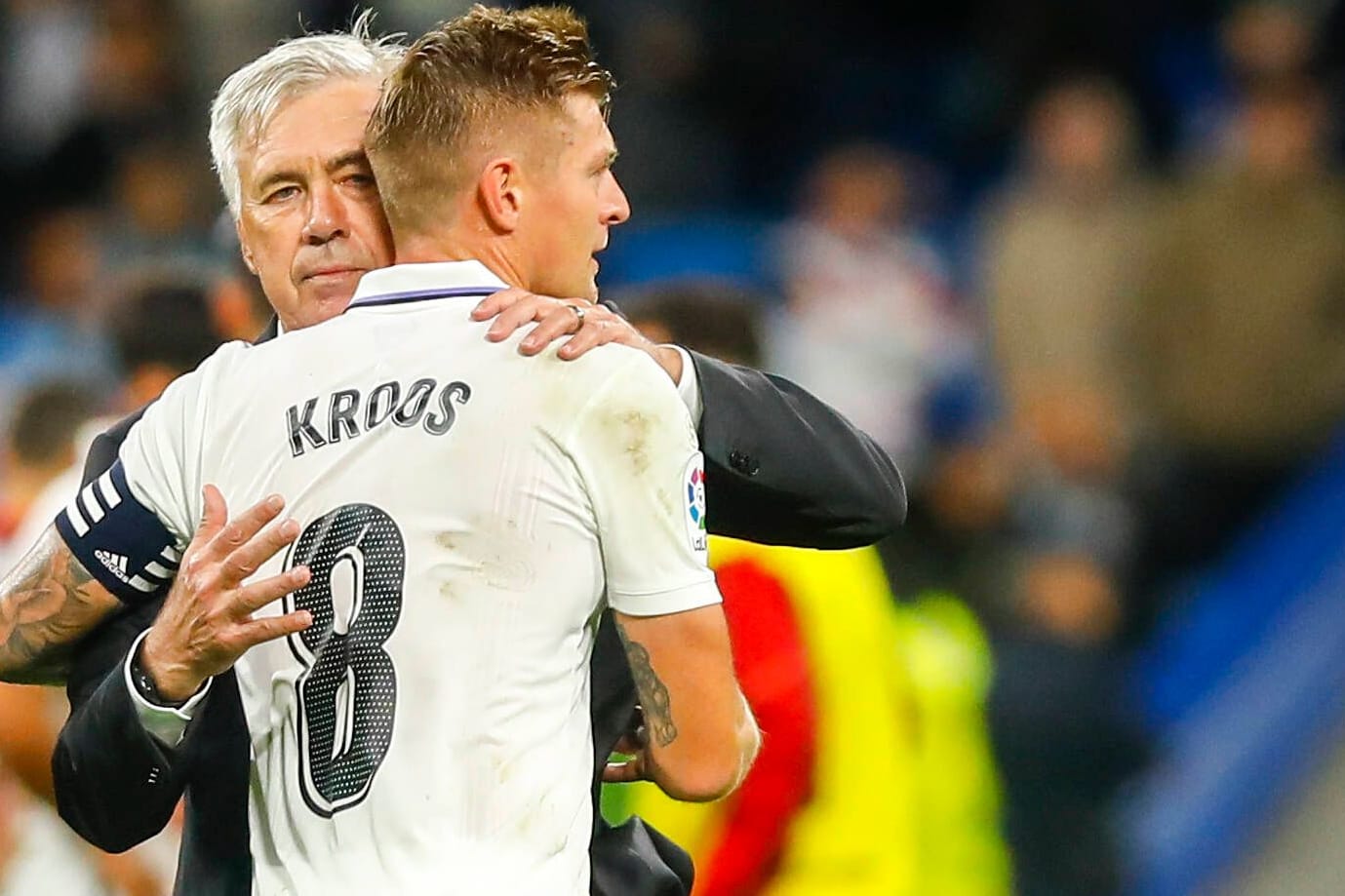 Carlo Ancelotti: Er ist seit 2021 Trainer von Real Madrid mit seinem Spieler Toni Kroos (r.).