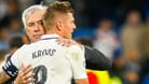 Carlo Ancelotti: Er ist seit 2021 Trainer von Real Madrid mit seinem Spieler Toni Kroos (r.).