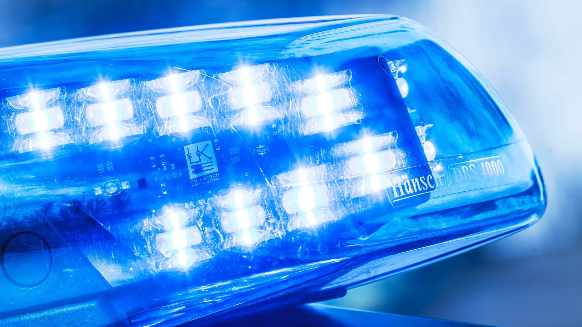 Blaulicht (Archivbild): In Sachsen ist am Freitag Amokalarm an einer Schule ausgelöst worden.