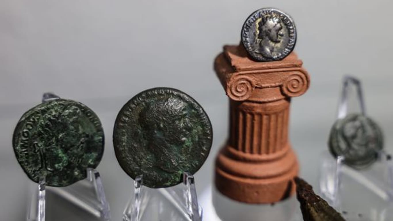 Köln: Römische Münzen aus einem Fund stehen in der Vitrine von Schatzsucher Carsten Konze.