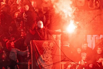 Anhänger des FC St. Pauli beim Hinspiel in Rostock: Die Fanlager beider Klubs sind verfeindet.