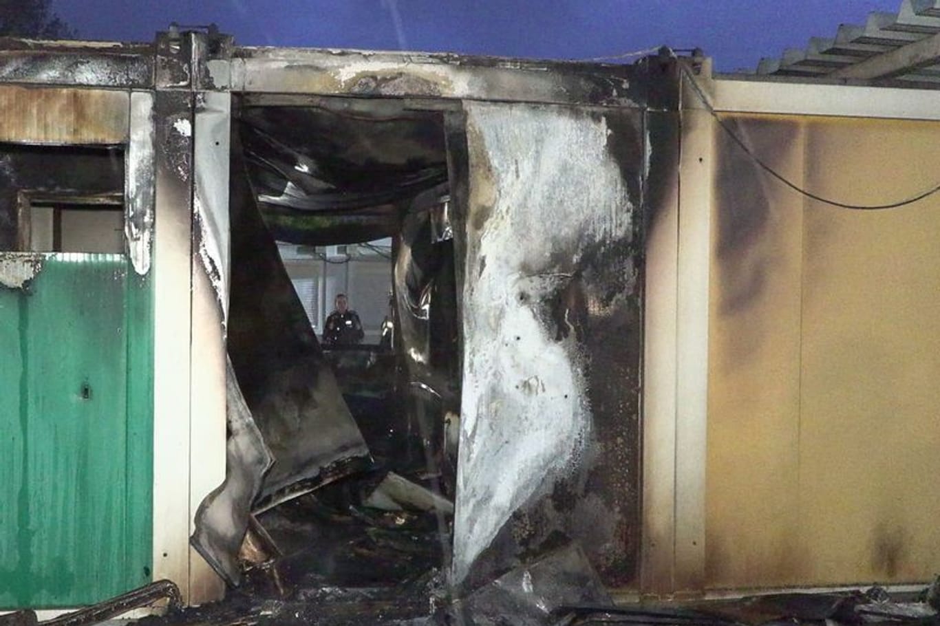 Blick auf einen der ausgebrannten Container: Zwei der Wohncontainer wurden durch das Feuer völlig zerstört.