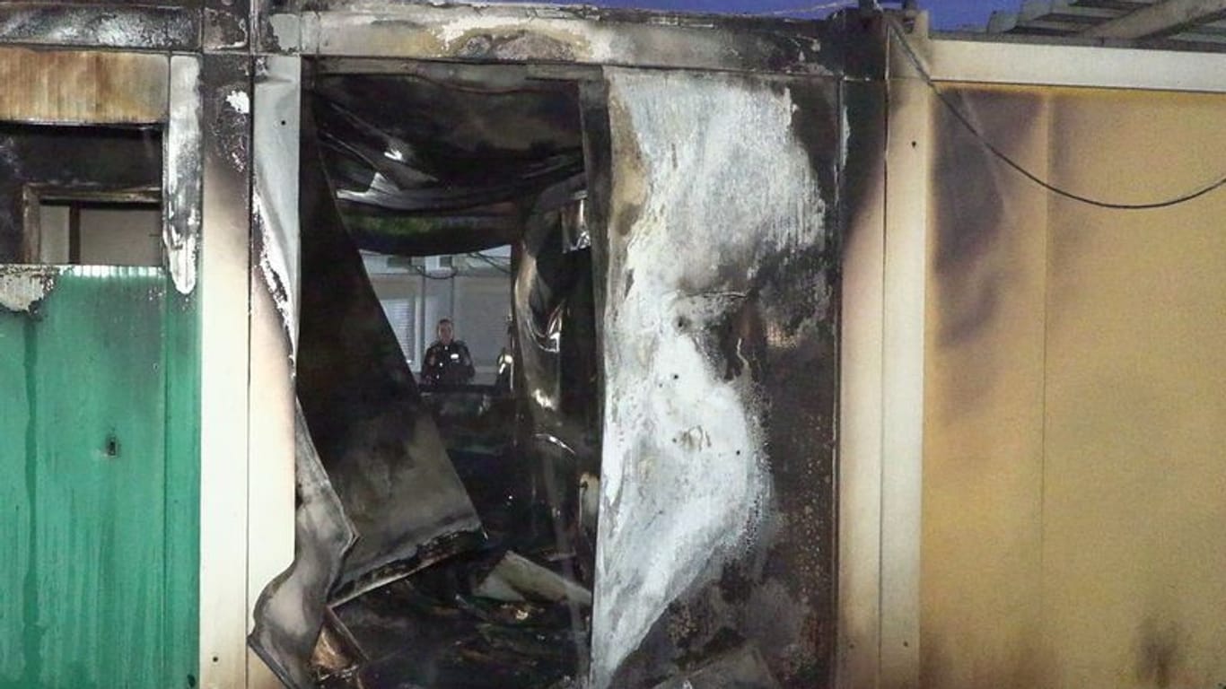 Blick auf einen der ausgebrannten Container: Zwei der Wohncontainer wurden durch das Feuer völlig zerstört.