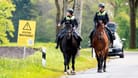 Zwei Polizistinnen auf Pferden suchen nach Arian. Auch an Tag sieben fehlt vom Sechsjährigen jede Spur.