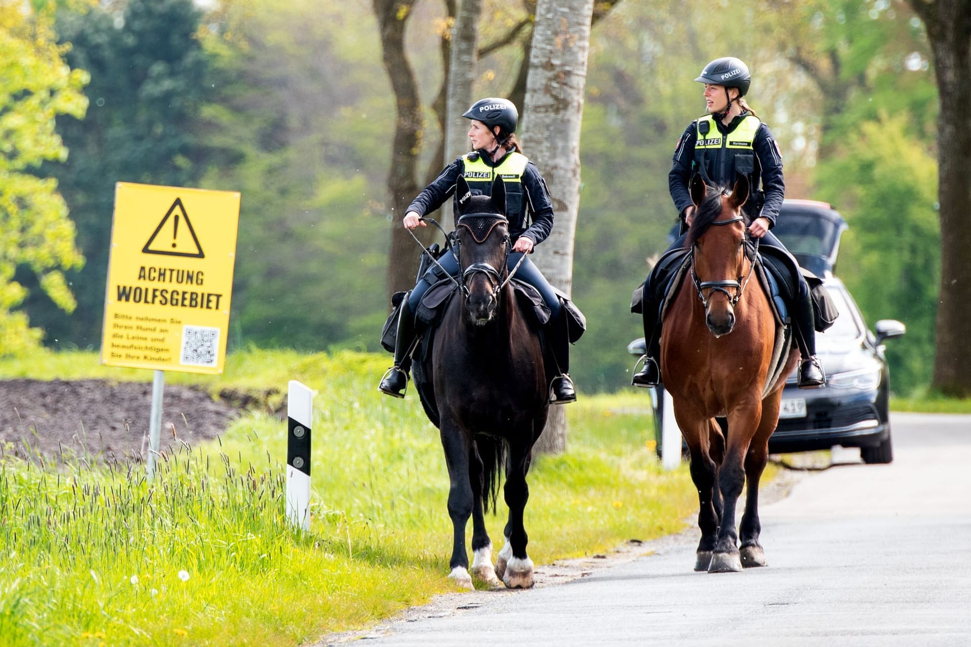 Zwei Polizistinnen auf Pferden suchen nach Arian. Auch an Tag sieben fehlt vom Sechsjährigen jede Spur.