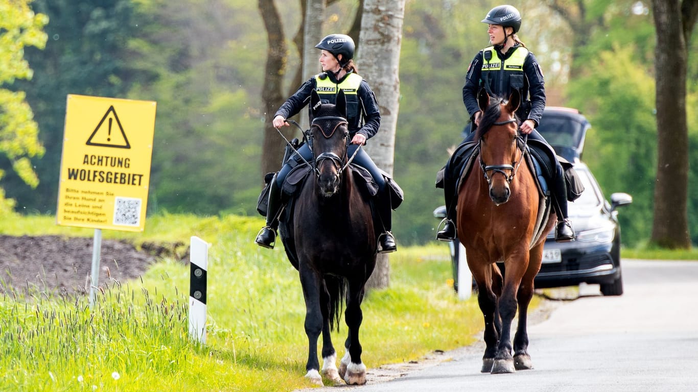 Zwei Polizistinnen auf Pferden suchen nach Arian. Auch an Tag sieben fehlt vom Sechsjährigen jede Spur.