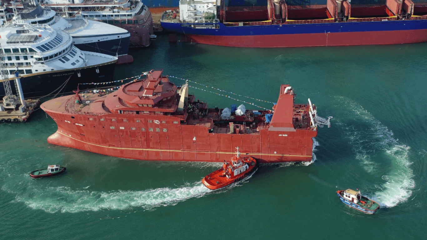 Die "Jan Maria" sah vor ihrer Auslieferung noch rot aus, mittlerweile hat das Schiff einen anderen Anstrich und wurde in Bremerhaven getauft.