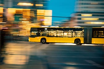Ein BVG-Bus (Symbolbild): Bei einer Gefahrenbremsung eines BVG-Busses sind zwölf Menschen verletzt worden.