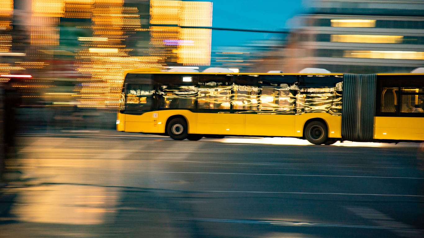 Ein BVG-Bus (Symbolbild): Bei einer Gefahrenbremsung eines BVG-Busses sind zwölf Menschen verletzt worden.