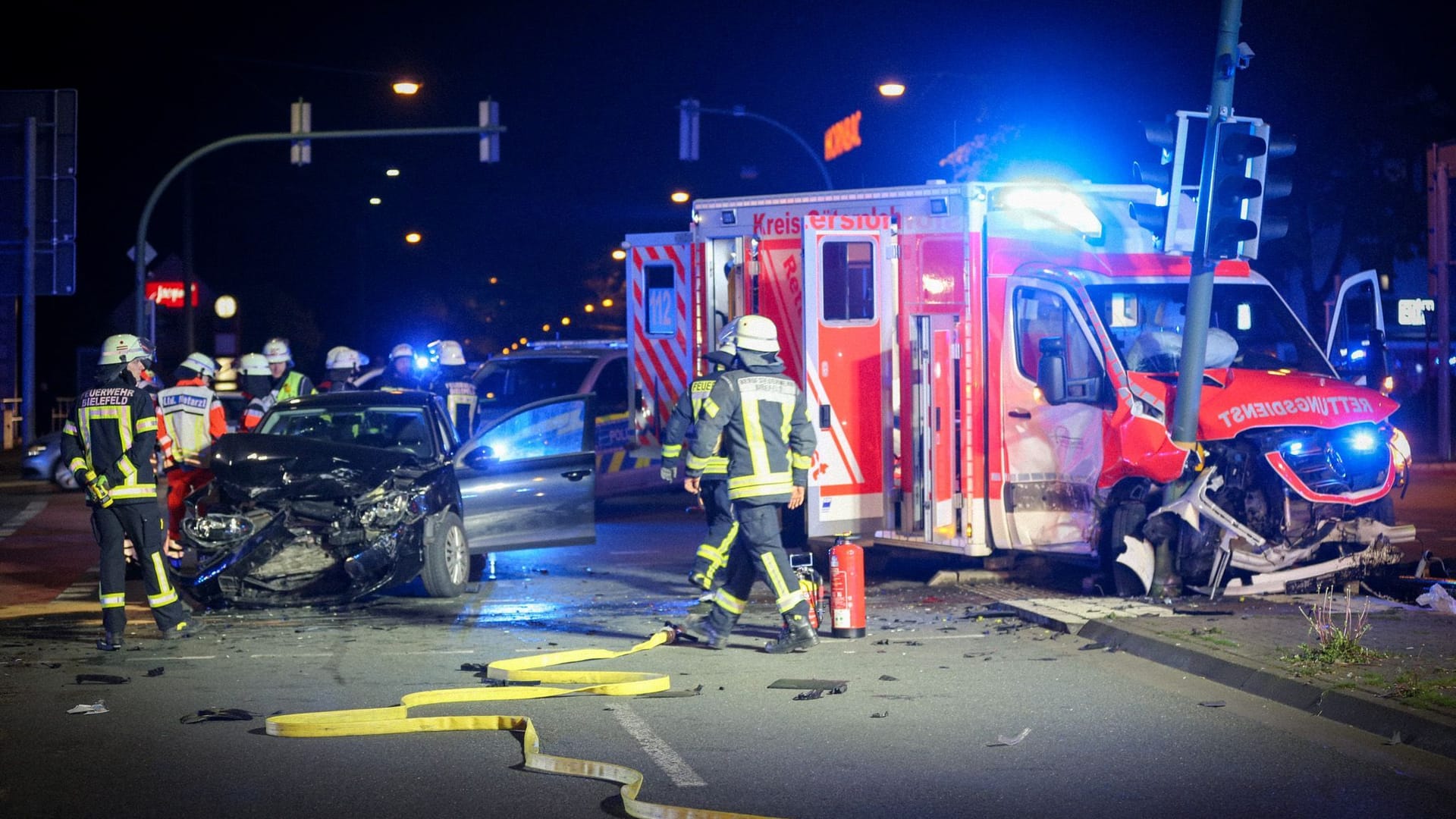 Schwerverletzte bei Unfall mit Krankenwagen Schwerverletzte bei Unfall mit Krankenwagen