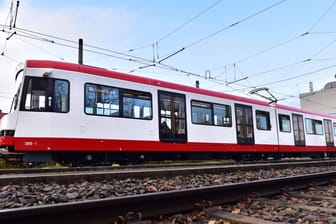 28 Meter lang und 38 Tonnen schwer: Die erste neue Stadtbahn rollt auf Dortmunds Schienen