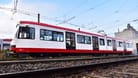 Eine Stadtbahn auf Dortmunds Schienen: Mit dem Betriebsstart neuer Elektrobusse und Stadtbahnwagen schreitet die Mobilitätswende voran.