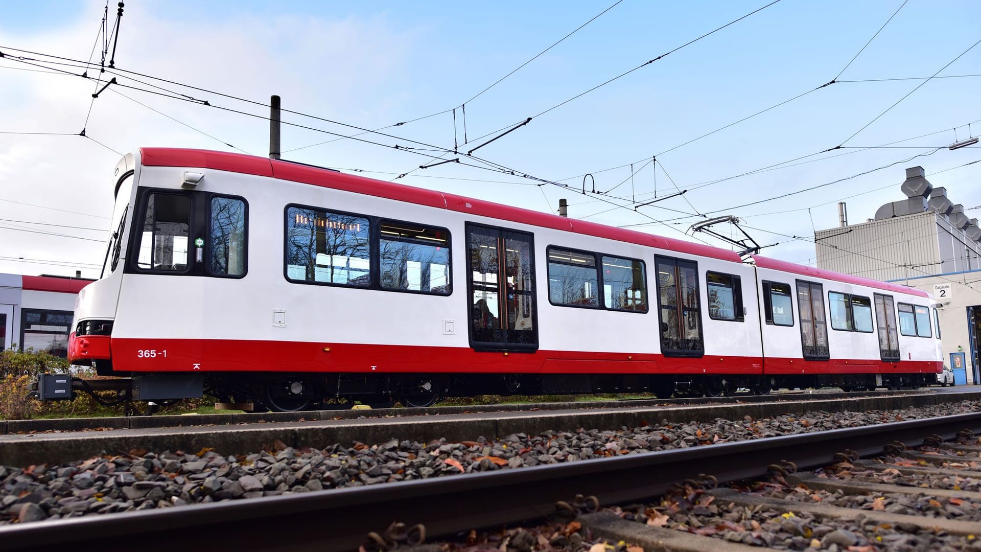 28 Meter lang und 38 Tonnen schwer: Die erste neue Stadtbahn rollt auf Dortmunds Schienen