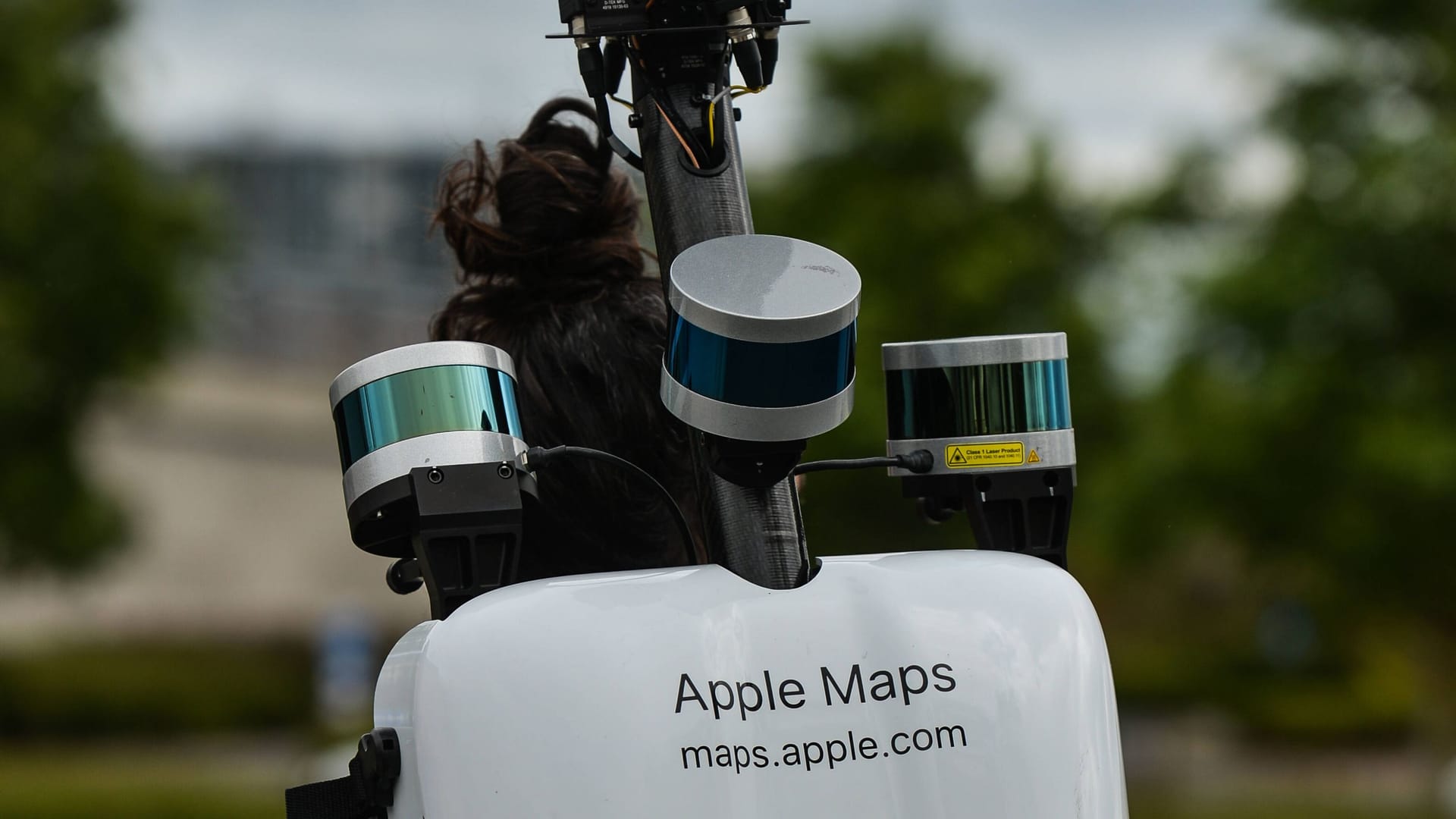 Ein Apple-Mitarbeiter mit einem Foto-Rucksack (Archivbild): Wo Autos nicht hinkommen, sollen Mitarbeiter zu Fuß Fotos machen.