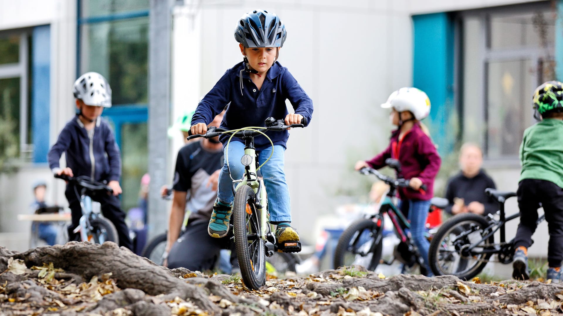 Im Härtetest: Der ADAC hat 16 Kinderfahrräder unter die Lupe genommen.