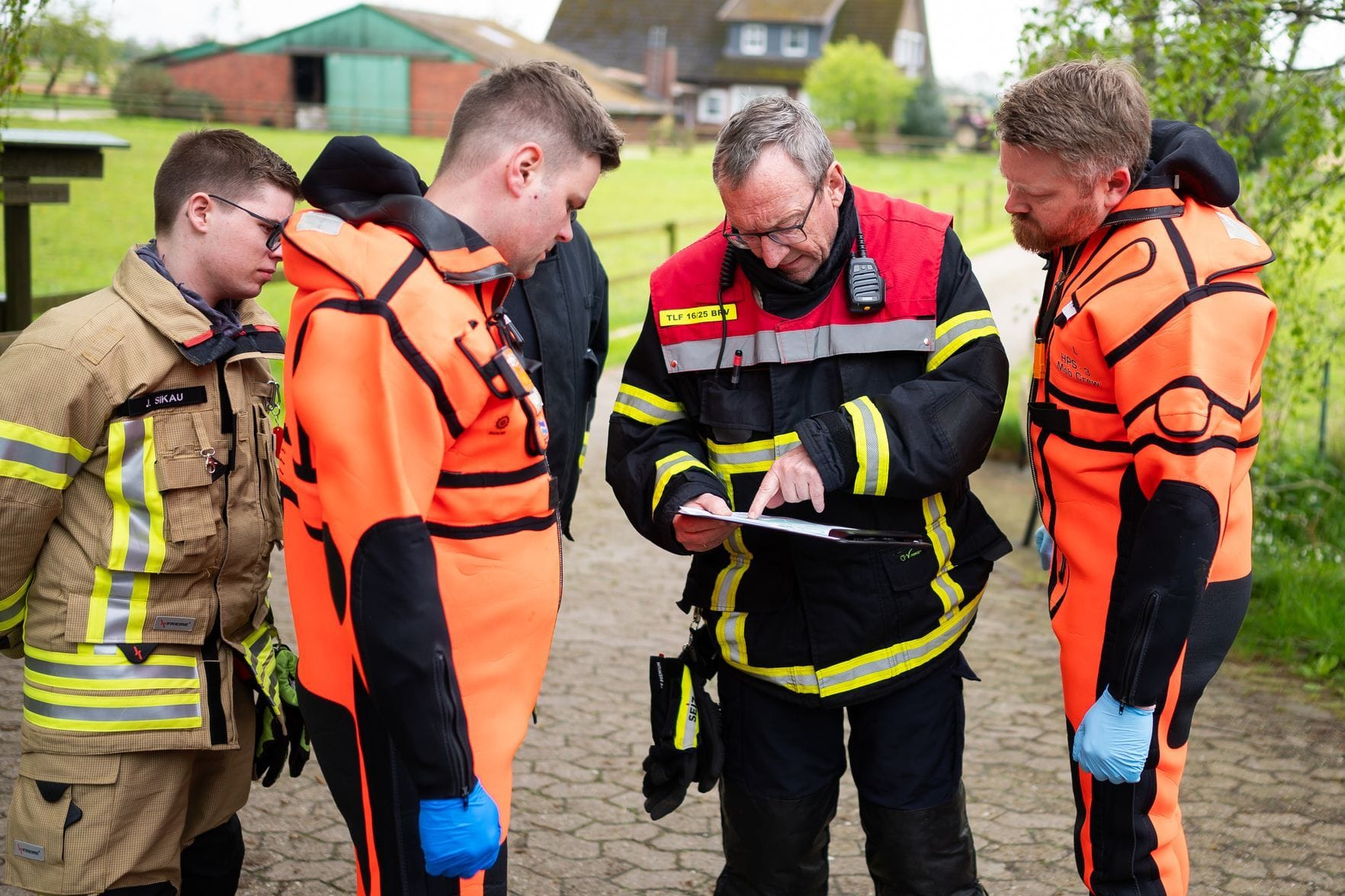 Ehrenamtliche Einsatzkräfte der Feuerwehr auf der Suche nach Arian: Die Ermittler sehen kaum noch Grund zur Hoffnung.