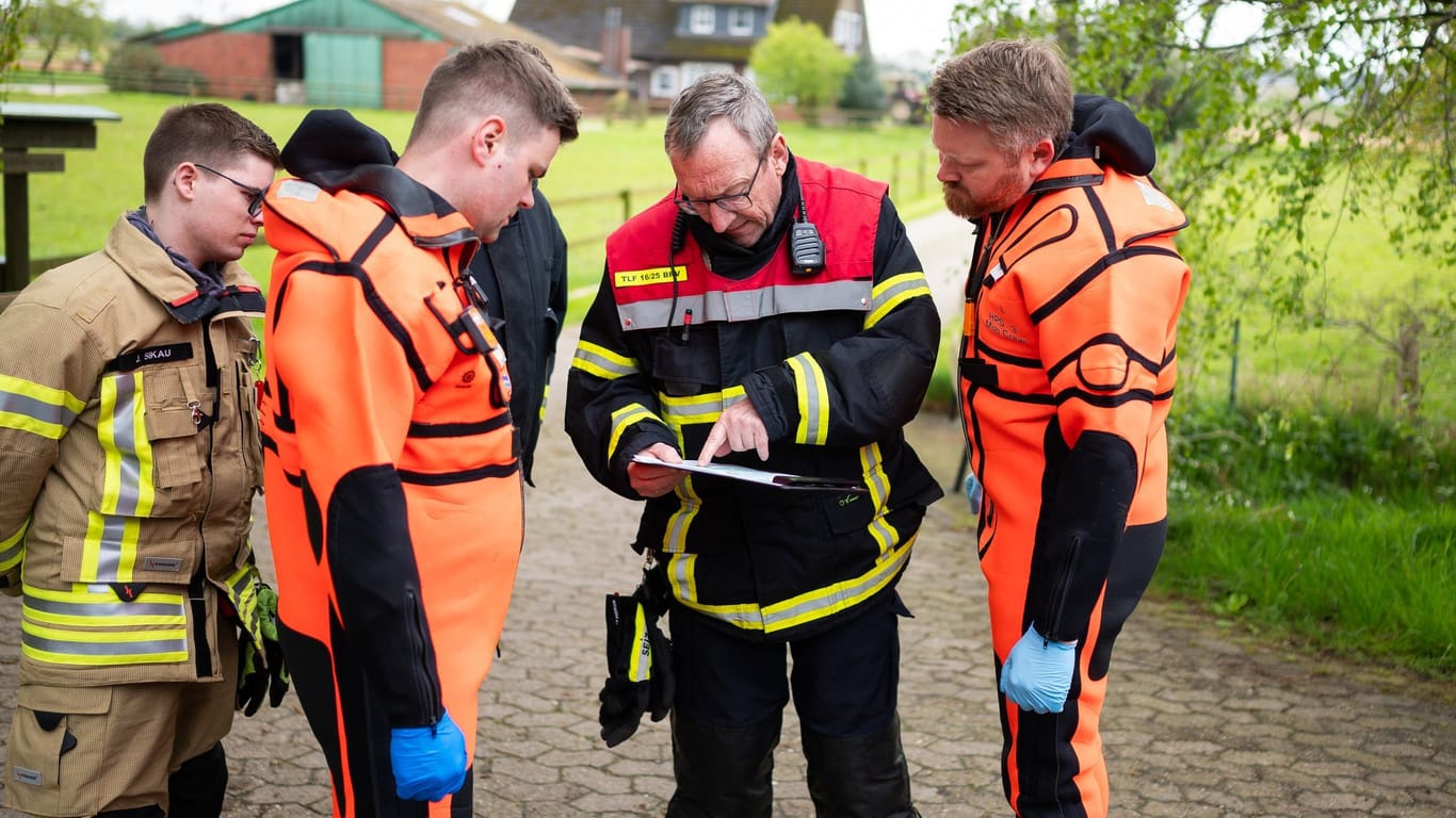 Ehrenamtliche Einsatzkräfte der Feuerwehr auf der Suche nach Arian: Die Ermittler sehen kaum noch Grund zur Hoffnung.