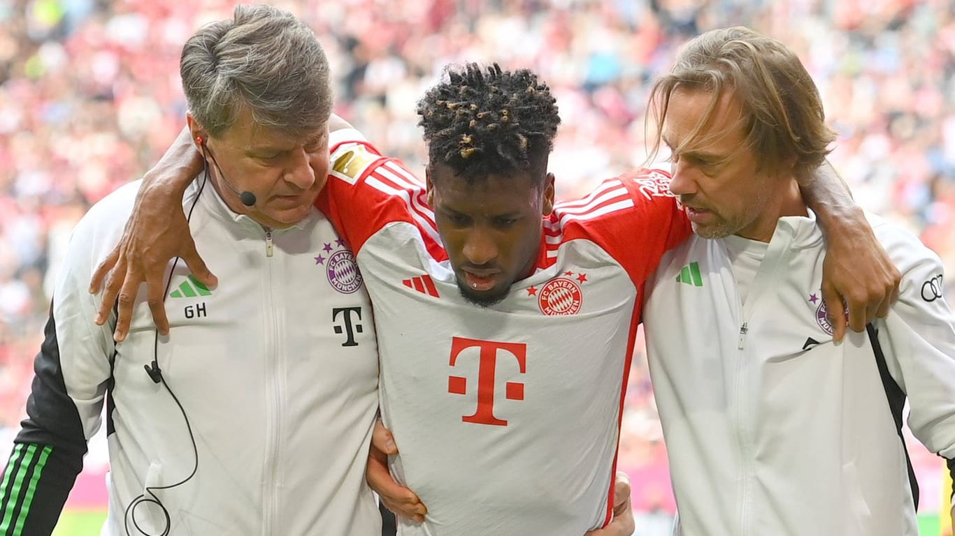 Schreckmoment: Betreuer des FC Bayern helfen Kingsley Coman im Spiel gegen Köln vom Platz.