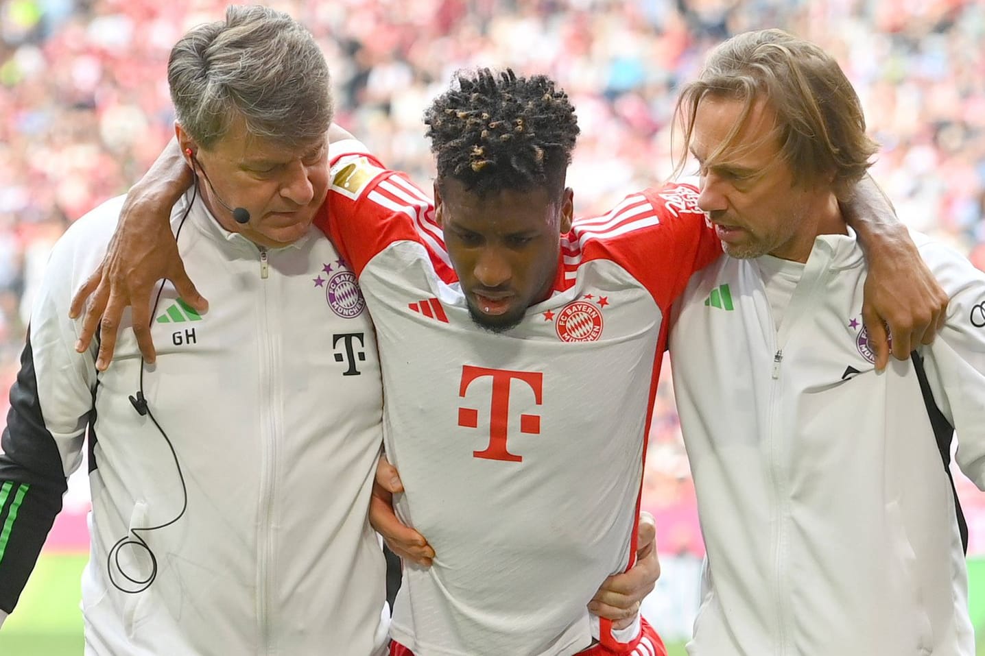 Schreckmoment: Betreuer des FC Bayern helfen Kingsley Coman im Spiel gegen Köln vom Platz.