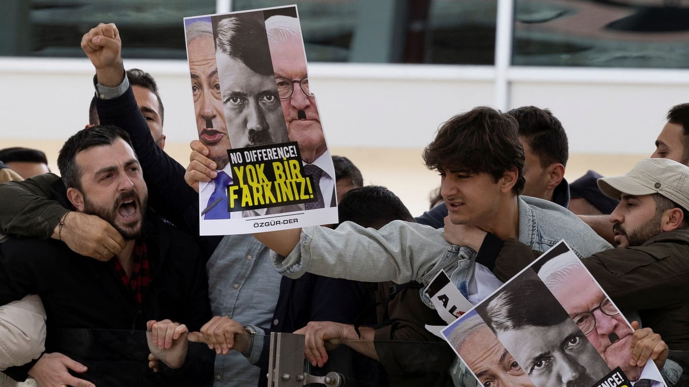 Pro-palästinensische Demonstranten empfangen Bundespräsident Steinmeier in Istanbul