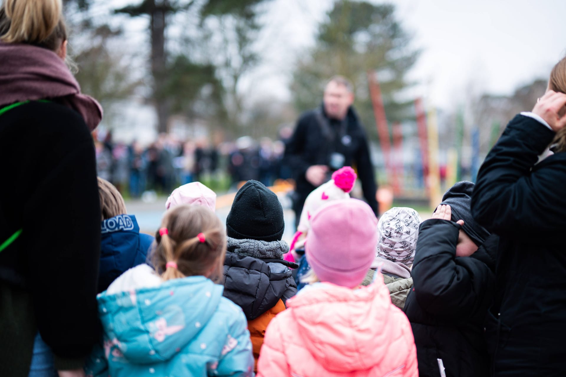 Kita-Kinder unterwegs mit ihrer Gruppe (Symbolfoto): Eine Bremer Kita ringt einem Bericht zufolge mit Vorfällen von sexuellen Übergriffen unter Kindern.