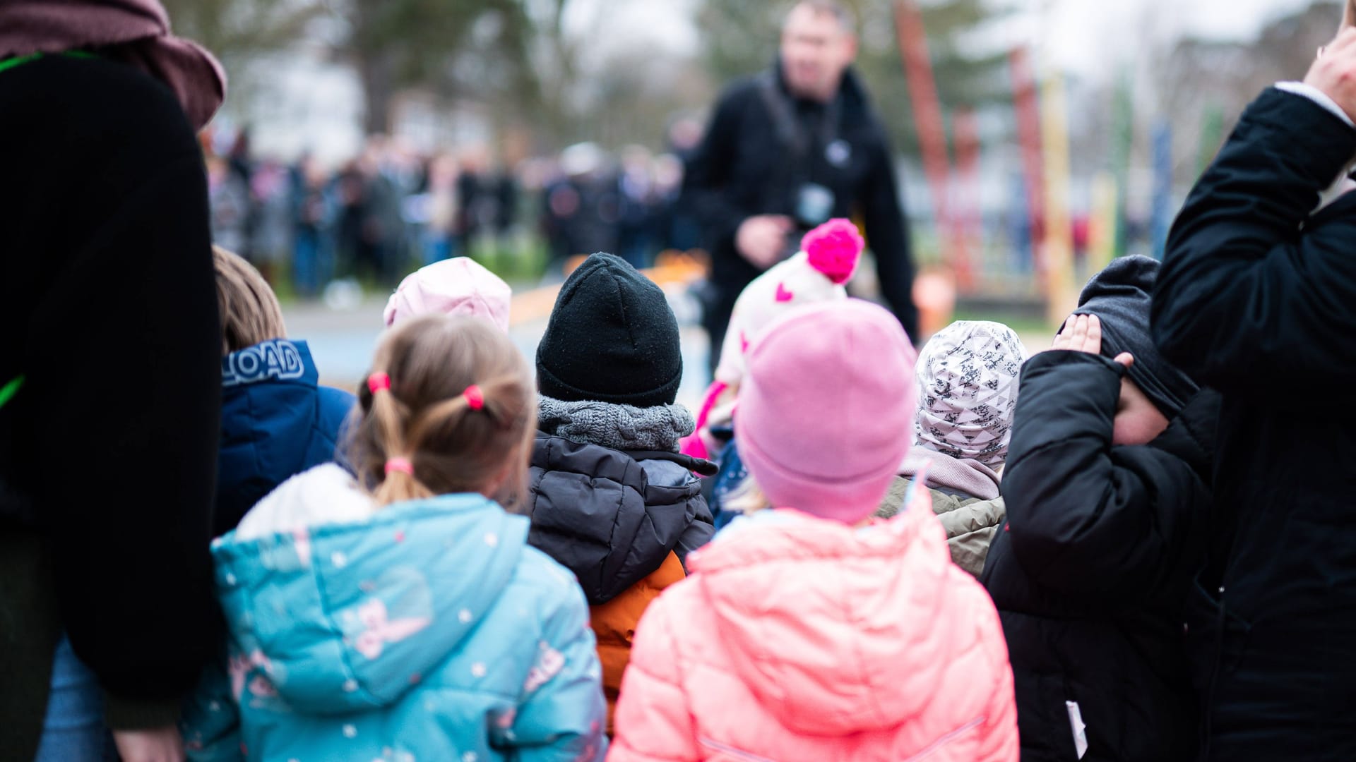 Kita-Kinder unterwegs mit ihrer Gruppe (Symbolfoto): Eine Bremer Kita ringt einem Bericht zufolge mit Vorfällen von sexuellen Übergriffen unter Kindern.