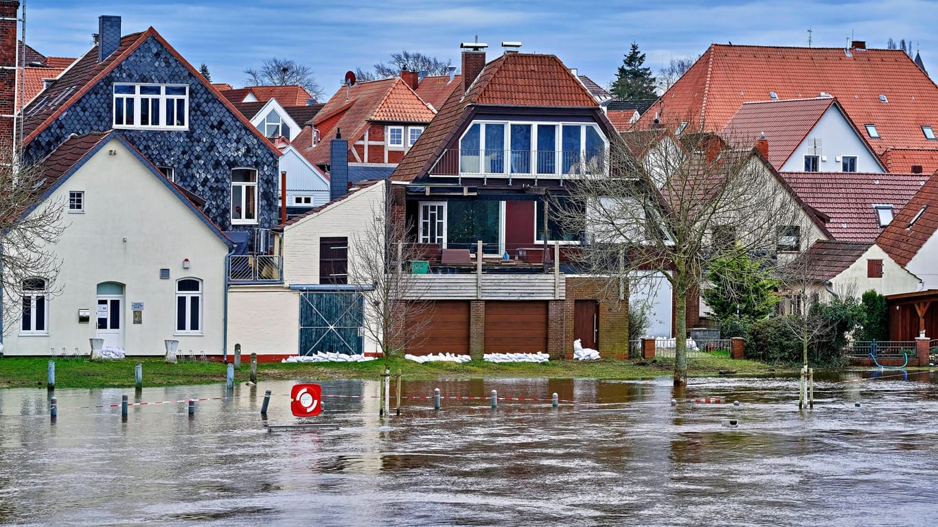 Hochwassergebiet an der Aller bei Verden zum Jahreswechsel 2023/024: Die große Flut ist zwar weg, jedoch stehen bereits wieder viele Felder und Wiesen unter Wasser.