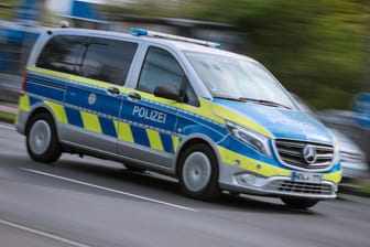 Ein Polizeiauto fährt zu einem Einsatz (Symbolbild): In Porz nahm die Polizei die Verfolgung eines 18-Jährigen auf.