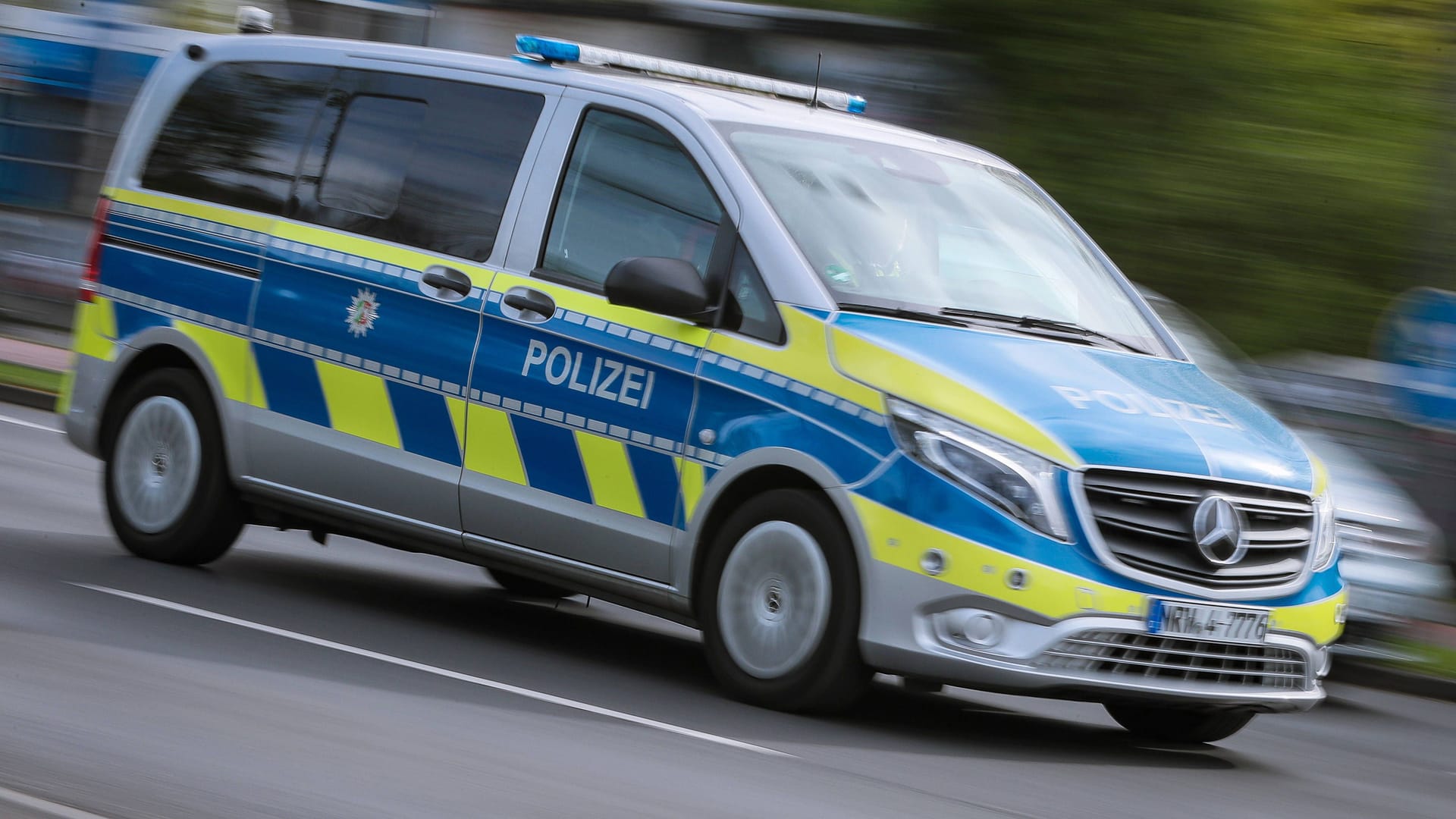 Ein Polizeiauto fährt zu einem Einsatz (Symbolbild): In Porz nahm die Polizei die Verfolgung eines 18-Jährigen auf.