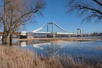 Die Mülheimer Brücke wird saniert (Archivbild): Aus diesem Grund muss Ersatzverkehr eingesetzt werden.