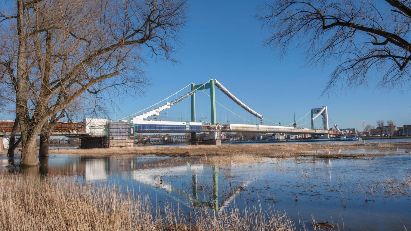 Die Mülheimer Brücke wird saniert (Archivbild): Aus diesem Grund muss Ersatzverkehr eingesetzt werden.