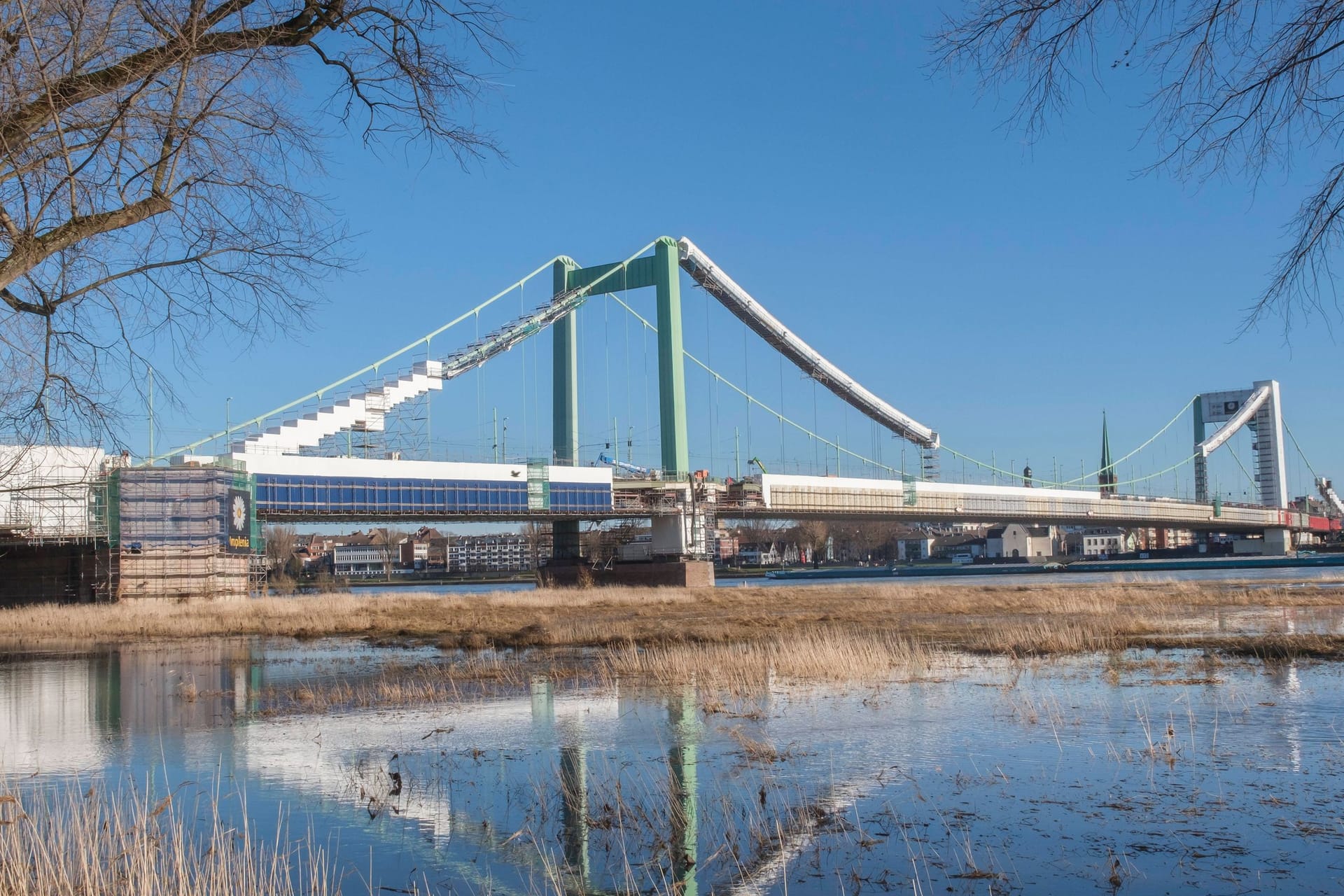 Die Mülheimer Brücke wird saniert (Archivbild): Aus diesem Grund muss Ersatzverkehr eingesetzt werden.