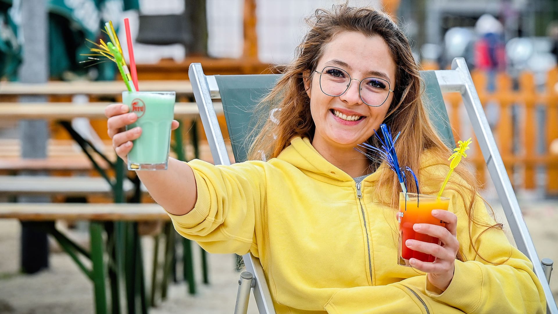 Beachpoint-Mitarbeiterin mit Getränken im Biergarten (Archivbild): Die Sonne lockt wieder zahlreiche Menschen in Biergärten.