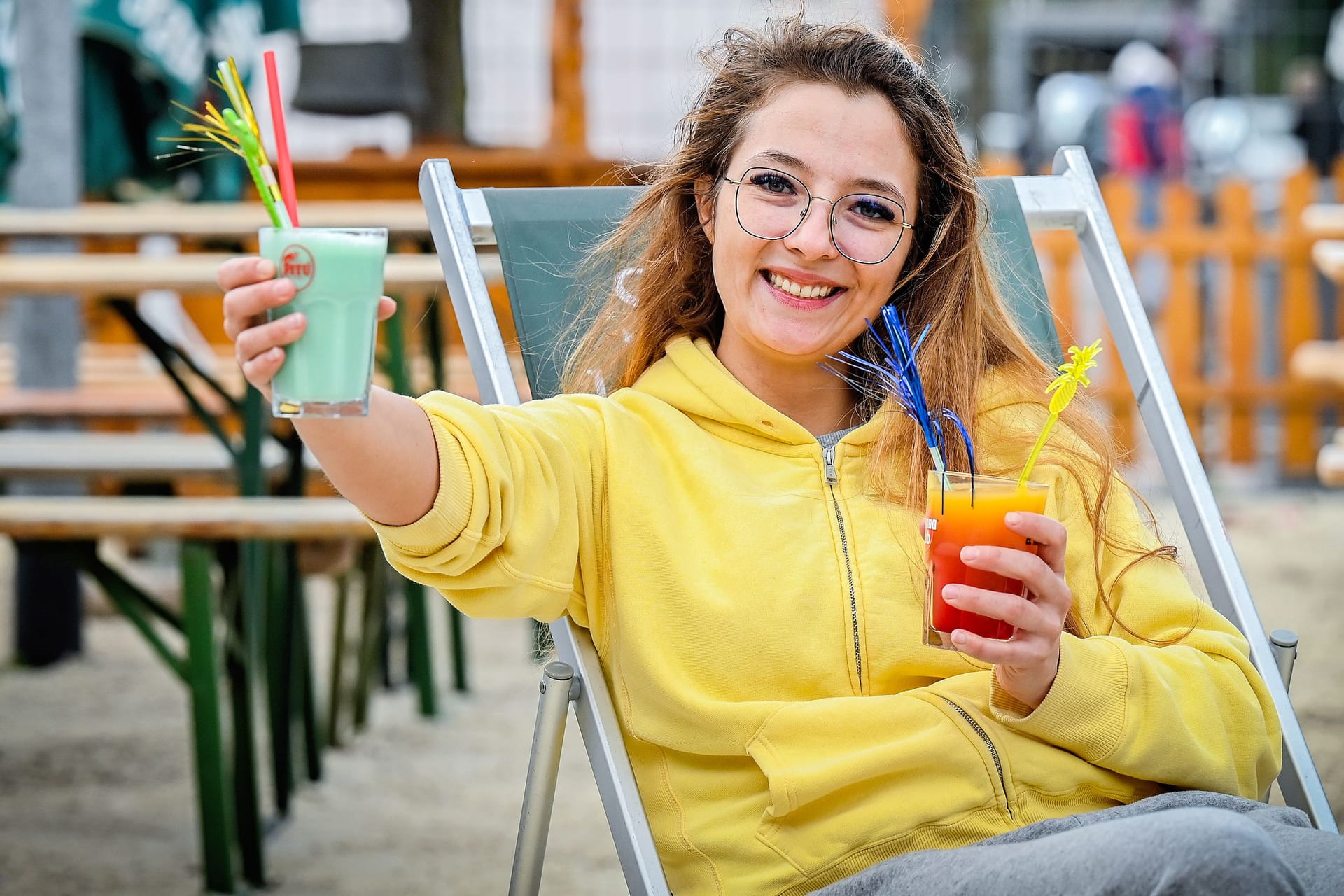 Beachpoint-Mitarbeiterin mit Getränken im Biergarten (Archivbild): Die Sonne lockt wieder zahlreiche Menschen in Biergärten.