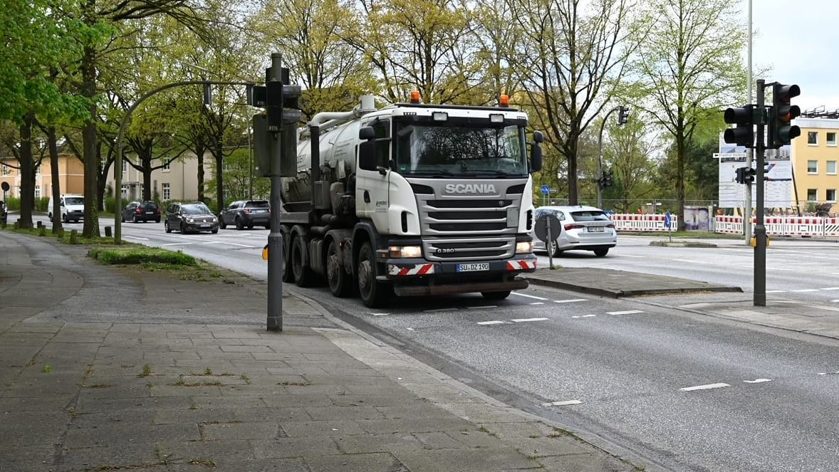 Rund 25.000 Fahrzeuge sind tagtäglich auf der Bremer Straße unterwegs: Bis 2027 wird die Straße umfangreich saniert. Rund 25.000 Fahrzeuge sind tagtäglich auf der Bremer Straße unterwegs: Bis 2027 wird die Straße umfangreich saniert.