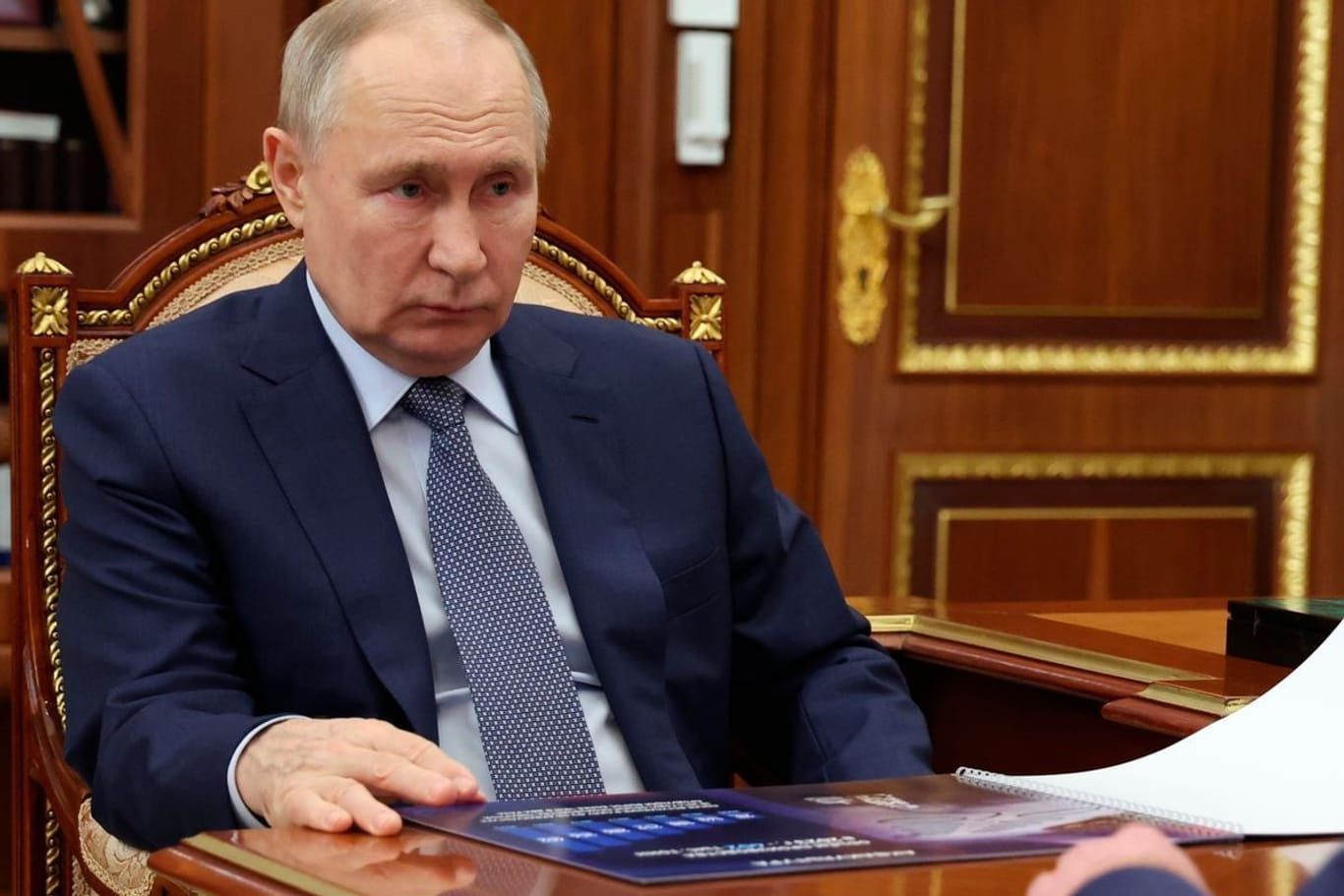 Putin mit einem seiner Minister: Der Kremlchef attackiert den Westen auch mit Cyber-Attacken.