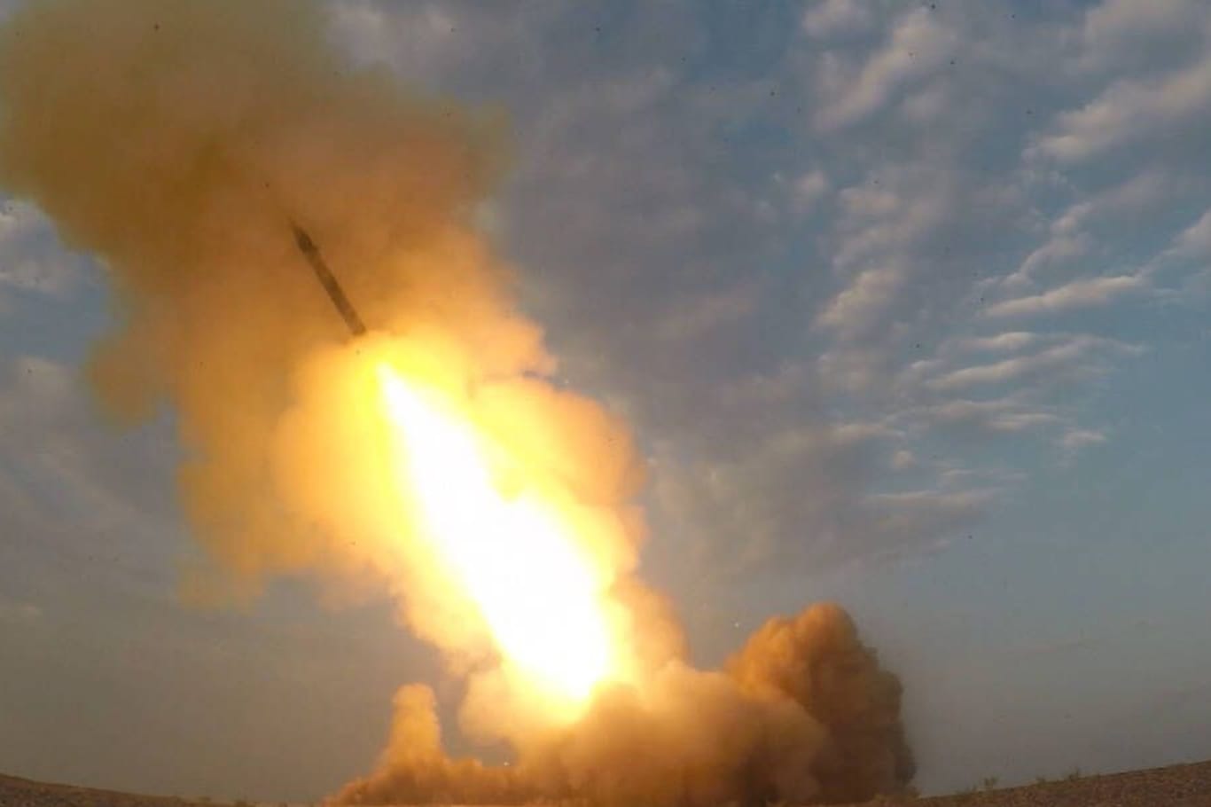 Eine ballistische Rakete wird während einer Übung von den iranischen Revolutionsgarden abgefeuert (Archivbild).