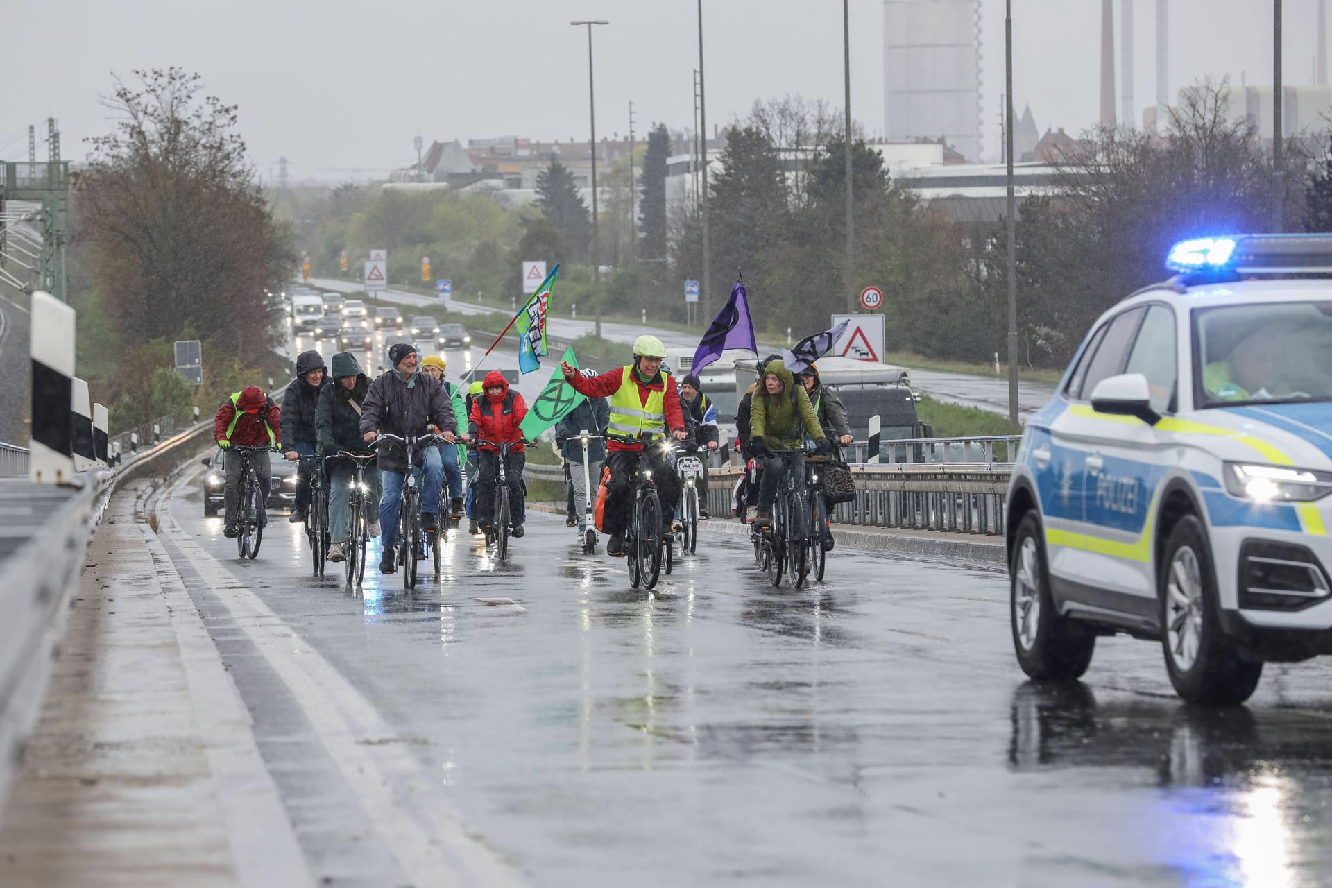 Radfahrer auf dem Frankenschnellweg: Im Feierabendverkehr kam es daher zu massiven Beeinträchtigungen.